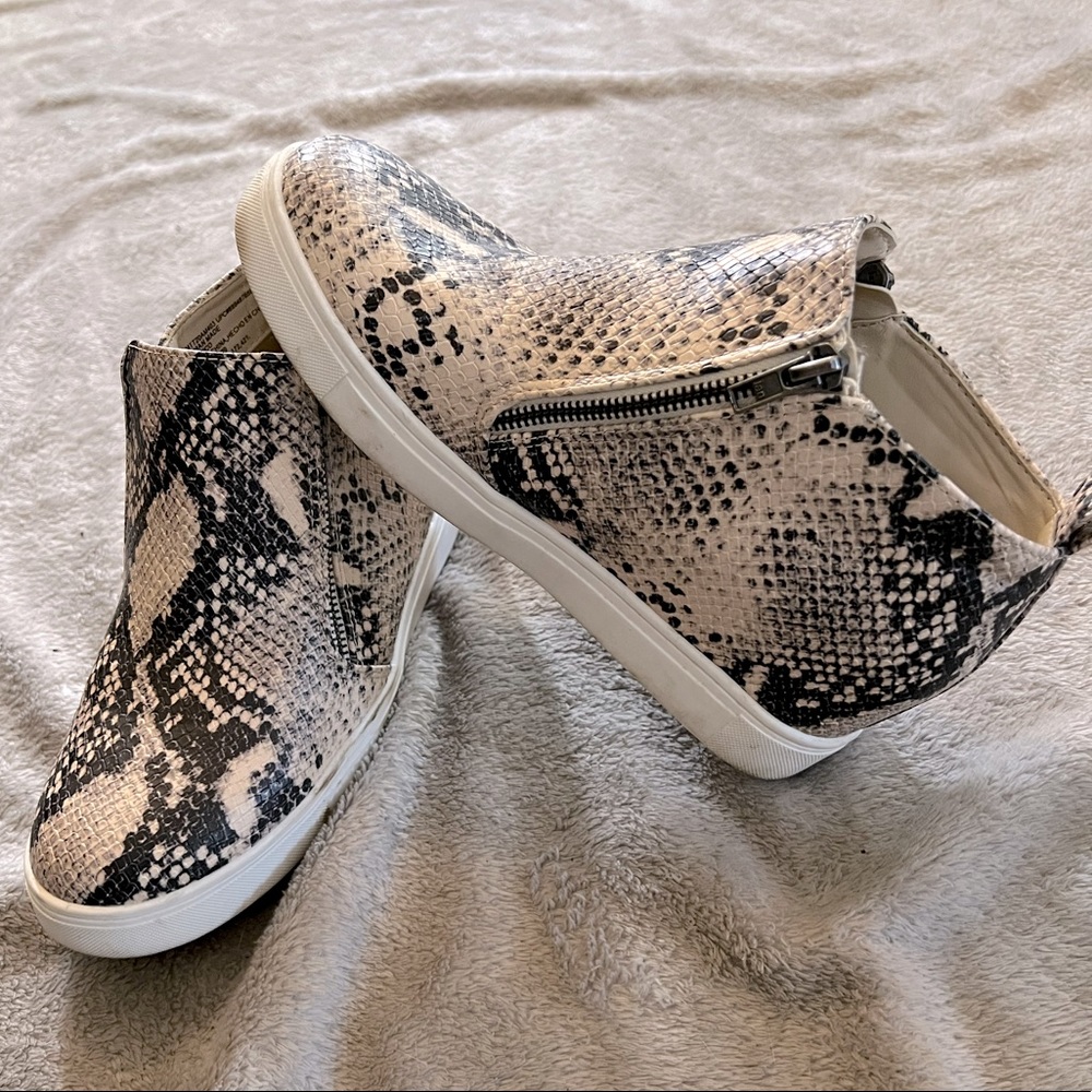 Wedged sneaker snake print